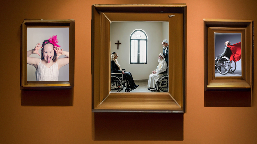 Collage: Drei Bilder im antiken Rahmen auf brauner Wand: Links ein lachendes Mädchen mit Downs Syndrom, in der Mitte zwei geistliche Parteien, jeweils eine stehende Person und eine im Rollstuhl, rechts ein Mädchen mit rotem Cape im Rollstuhl