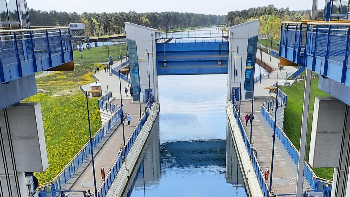Foto: Das Schifshebewerk in Nierderfinow an einem Sonnentag