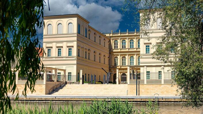Foto: Das Museum Barberini in Potsdam, fotgrafiert von der Wasserseite unter blauem Himmel