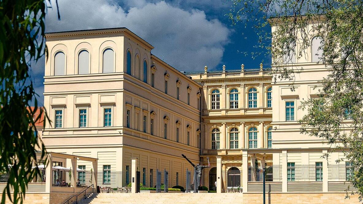 Foto: Das Museum Barberini in Potsdam, fotgrafiert von der Wasserseite unter blauem Himmel