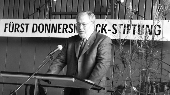 Ein Foto von Manfred Richter aus den 90er Jahren an einem Rednerpult. Das Foto ist schwarz-weiß.
