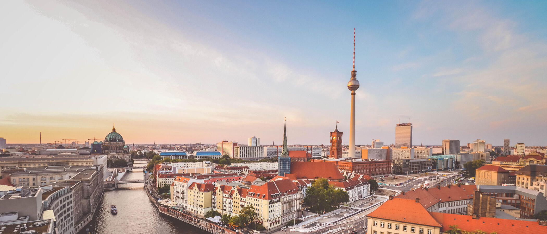 Ein Blick auf die Dächer von Berlin-Mitte. Im Hintergrund sieht man den Fernsehturm und den Berliner Dom.