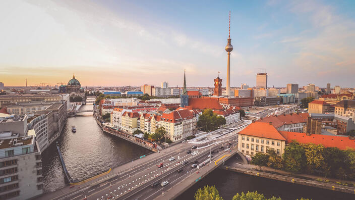 Ein Blick auf die Dächer von Berlin-Mitte. Im Hintergrund sieht man den Fernsehturm und den Berliner Dom.