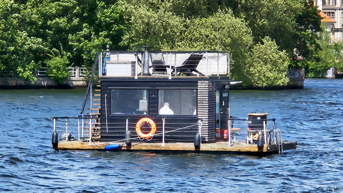 Foto: Eine kleines Hausboot auf der Spree