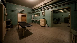 Foto: Ein Blick in einen dunklen Raum im Operationsbunker, halb links im Vordergrund eine Metalliege