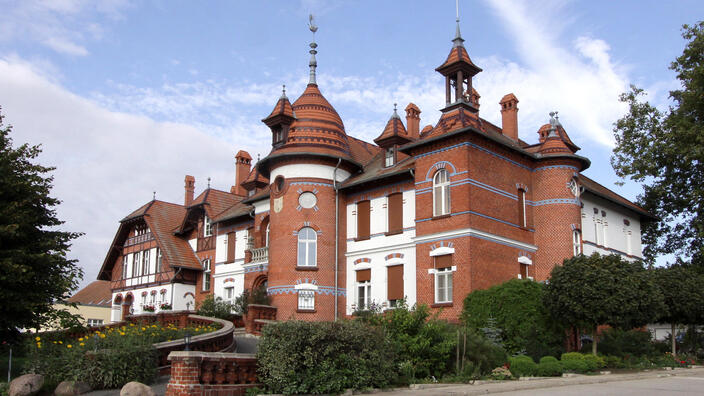 Foto: Das Gutshaus in Mötzow eine einem Heiter-bis-wolkig-Tag