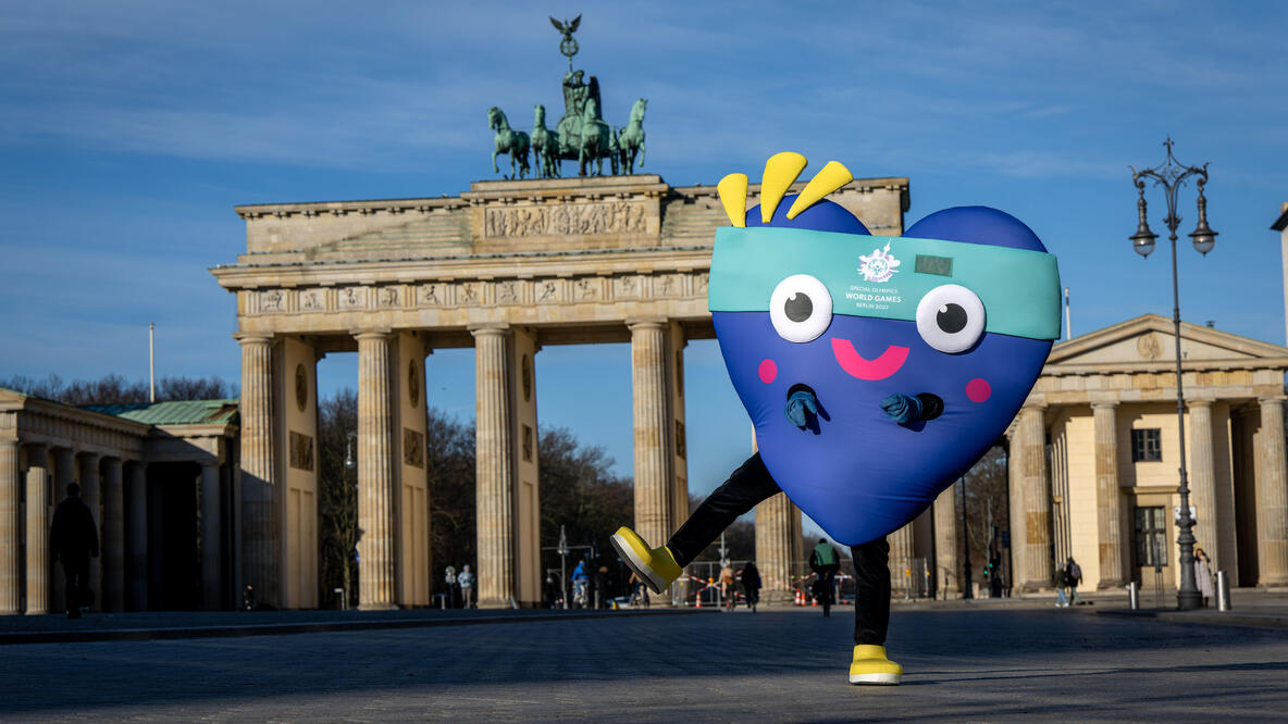 Das Maskottchen "Unity" der Special Olympics World Games Berlin 2023 vor dem Brandenburger Tor.