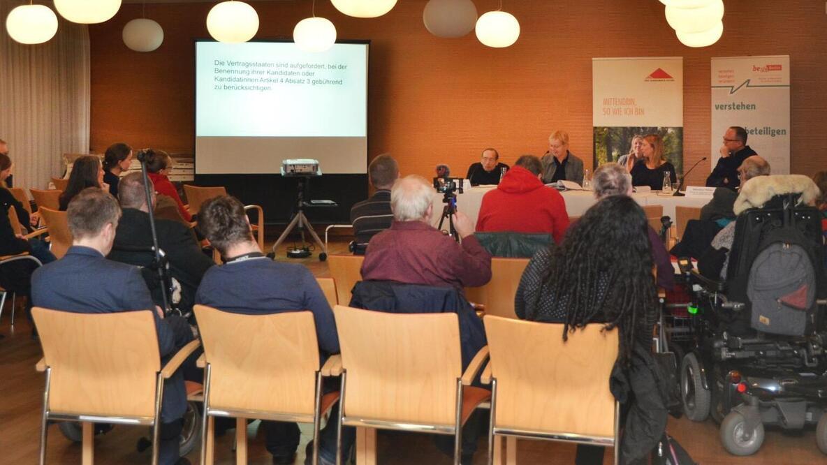 Blick über das Publikum auf das Podium bei der Veranstaltung Menschen.Rechte: Recht durchsetzen.