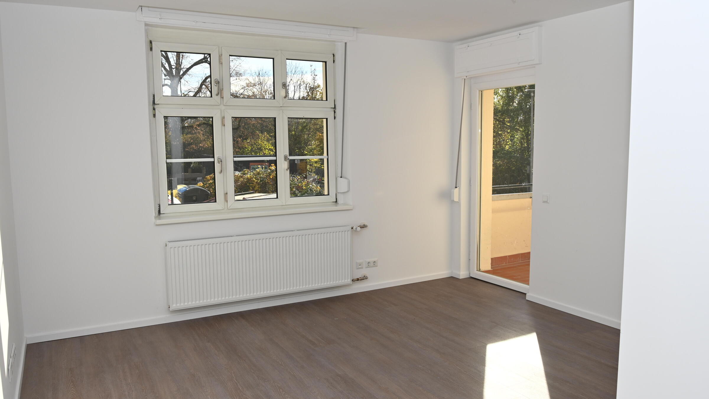 Blick in das Appartement mit Zugang zum Balkon.