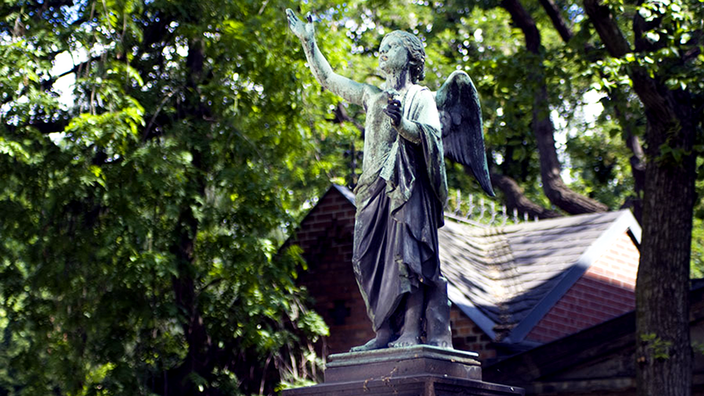 Foto: Eine Engelsstatuer auf dem Dorotheenstädtischen Friedhof