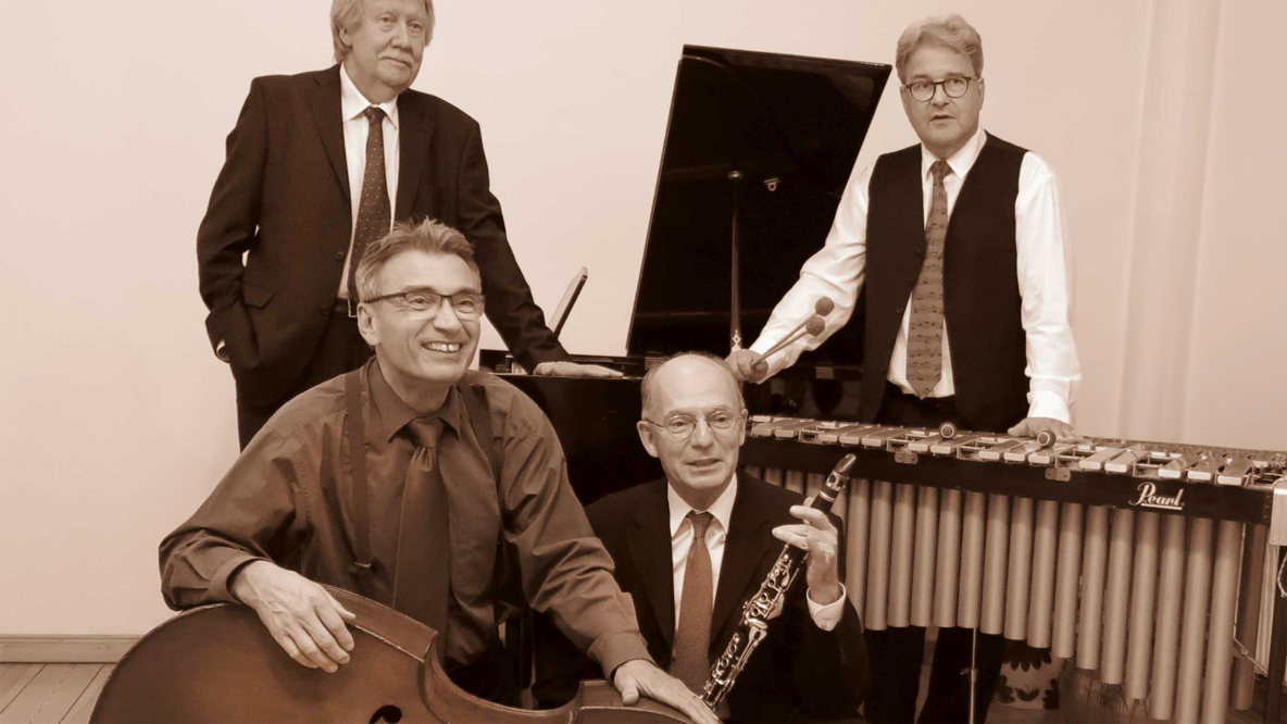 Foto: Die Dreamand Swing Band in Schwarz-Weiß mit ihren Instrumenten