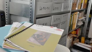 Dokumentenmappen und Kisten im Stiftungsarchiv.