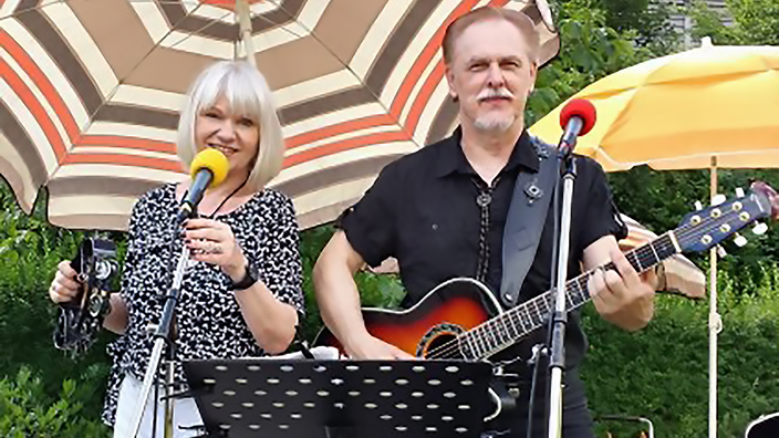 Foto: Das gemischte Schlagerduo Stern Musik Birtta und Detlef live in einem Garten